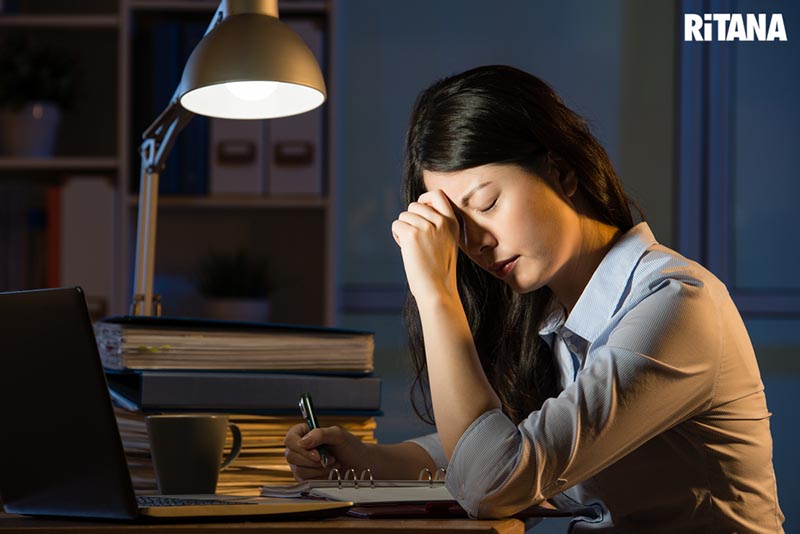 Thức khuya, căng thẳng là những yếu tố khiến da lão hóa nhanh