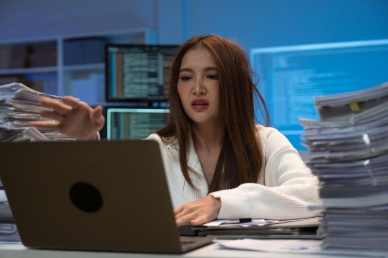 thức khuya gây nám da