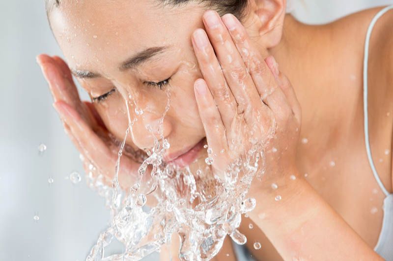 thoa sữa rửa mặt se khít chân lông