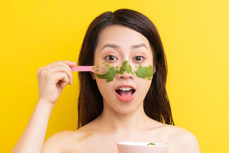 trà xanh hỗ trợ se khít chân lông