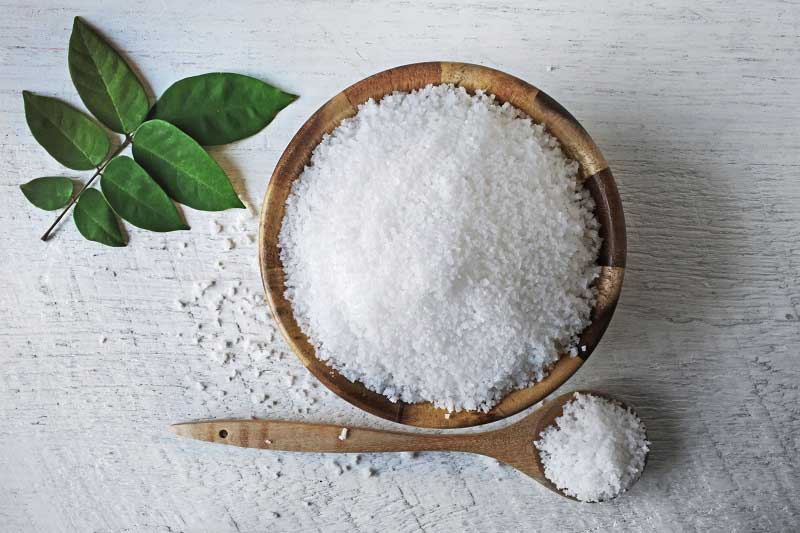 Cách làm trắng da bằng kem đánh răng và muối