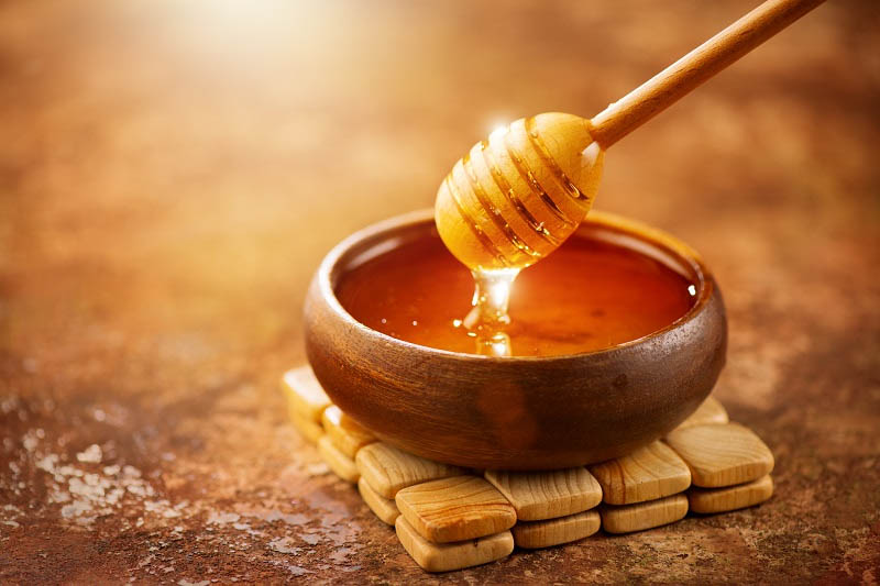 Dùng mật ong và lá trầu không để điều trị nám