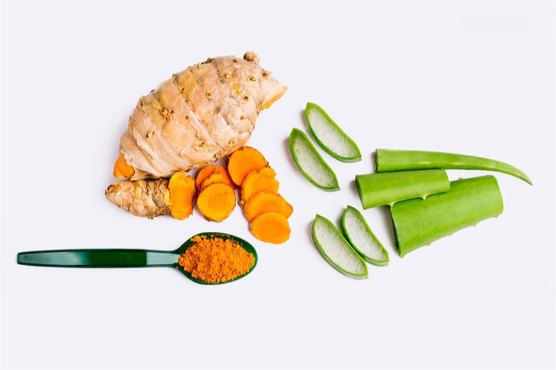 trị nám bằng nha đam và bột nghệ