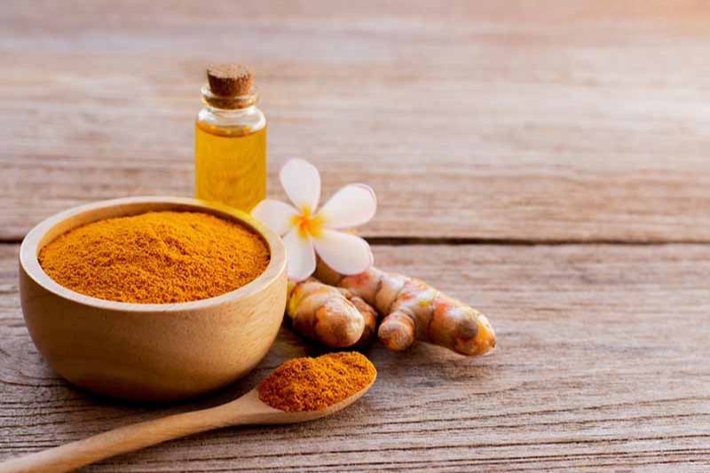 dùng nghệ giảm melanin
