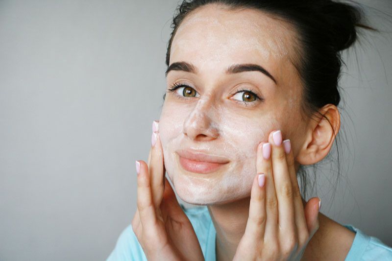 bôi kem dưỡng trắng da