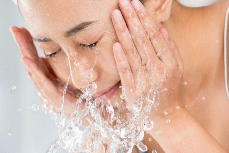 rửa mặt trước khi thoa kem