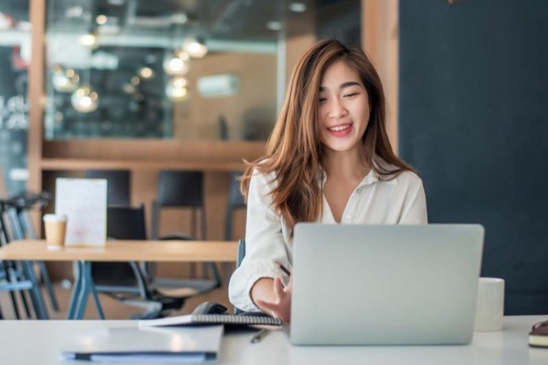 bôi kem chống nắng cho dân văn phòng