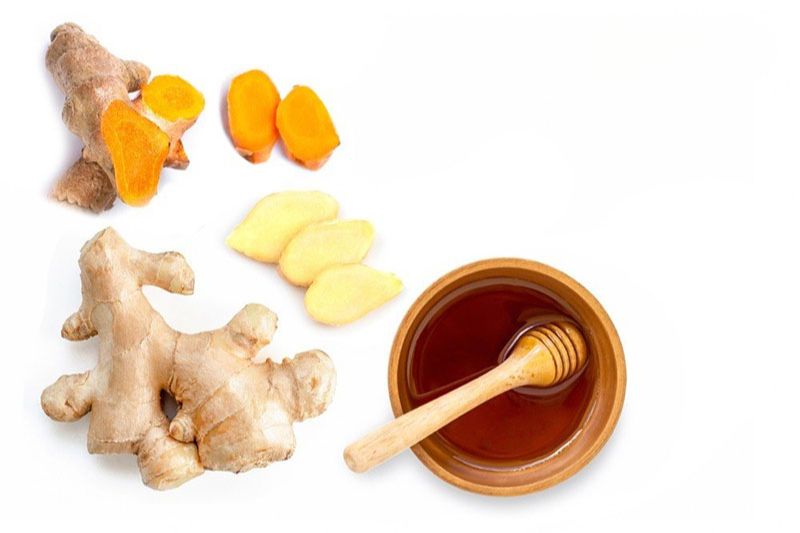 sử dụng mật ong và nghệ làm sáng da