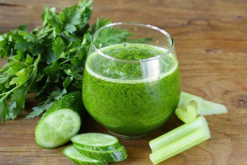 uống cần tây kết hợp dưa leo làm trắng da