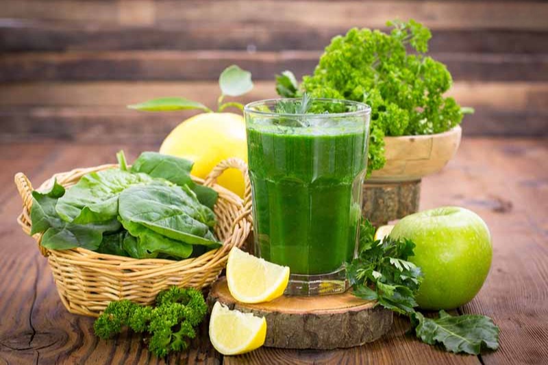 uống nước ép rau xanh chống lão hóa