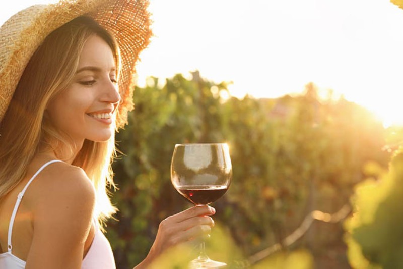 uống rượu vang giúp chống lão hóa da
