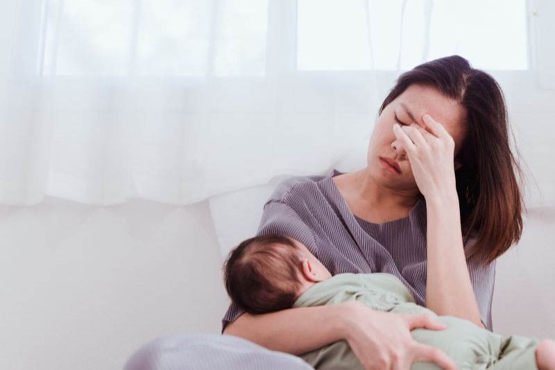 căng thẳng ở mẹ sau sinh làm da xấu đi