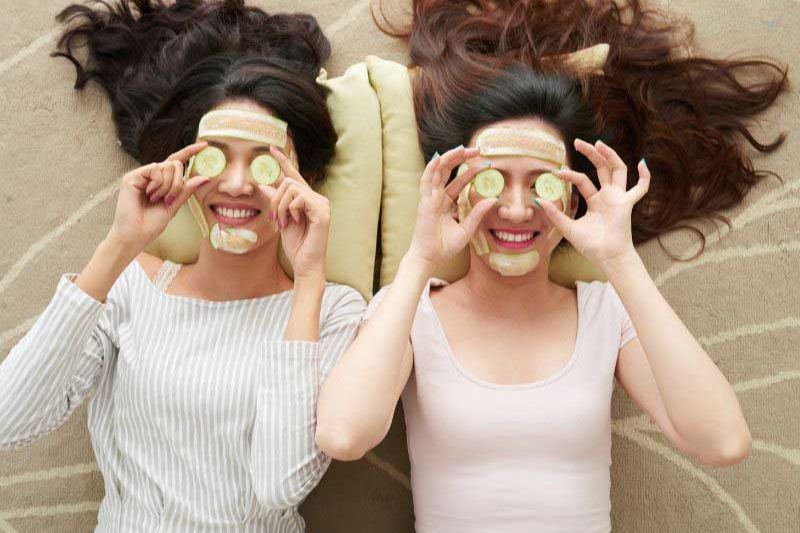 đắp mặt nạ dưa leo