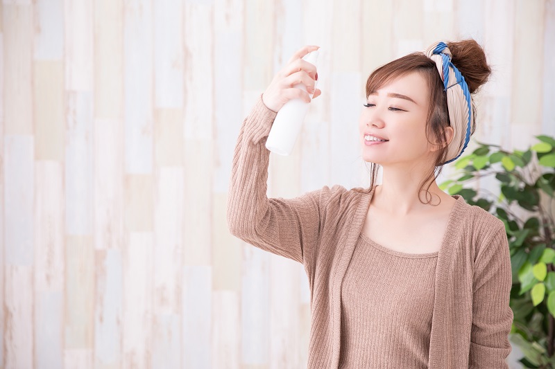 Có nên xịt khoáng trước khi đi ngủ và sau khi ngủ dậy không?
