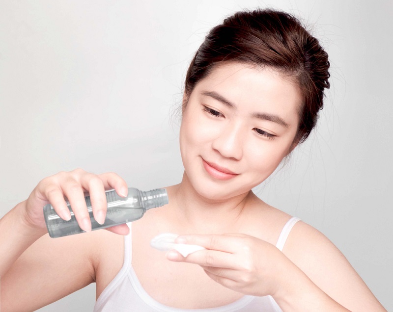 Da bị mụn có nên dùng nước hoa hồng không?