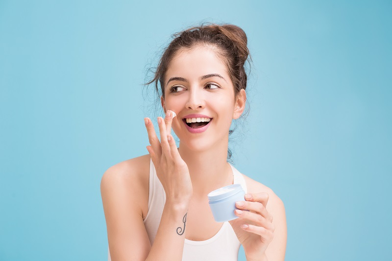 Kem dưỡng ẩm trắng da và 7 giải đáp phái đẹp nên biết
