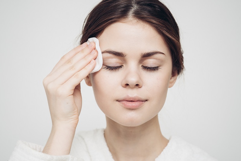 Giải đáp da không trang điểm có cần tẩy trang không?