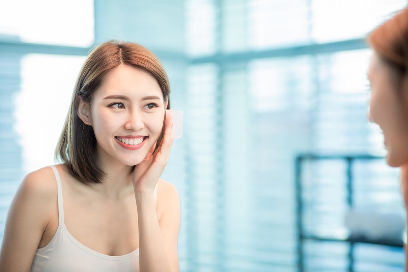 Nhũ hóa dầu tẩy trang là gì? Nên làm thế nào mới đúng?