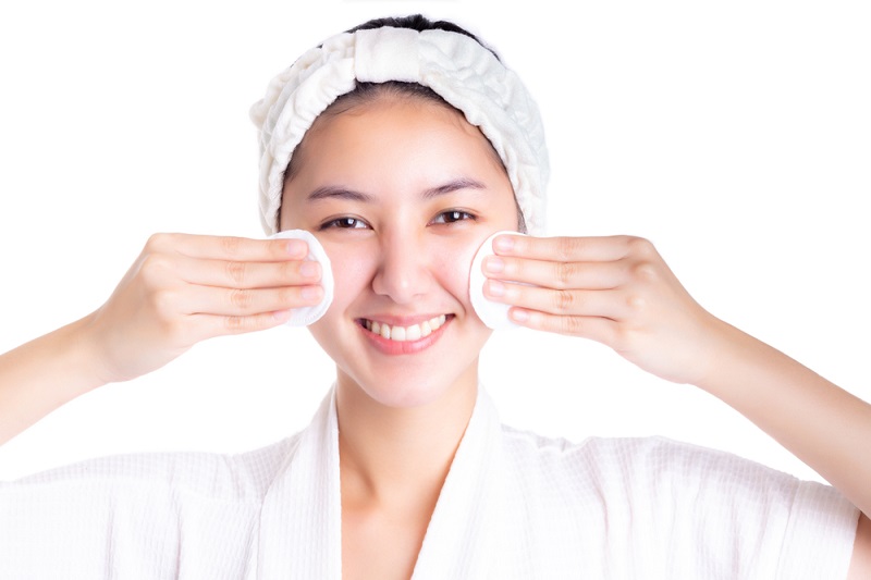Giải đáp: Nước hoa hồng có tẩy trang được không?