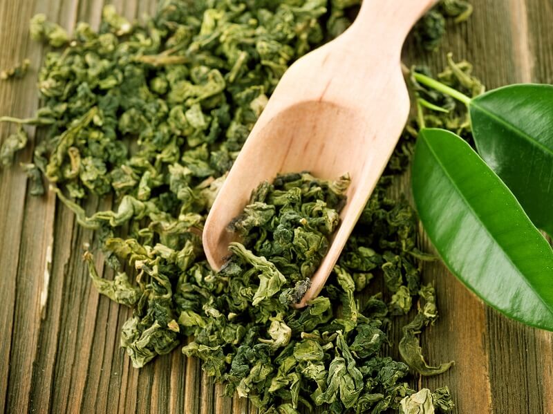 Rửa mặt bằng nước trà xanh và 5 hiệu quả làm đẹp da bất ngờ
