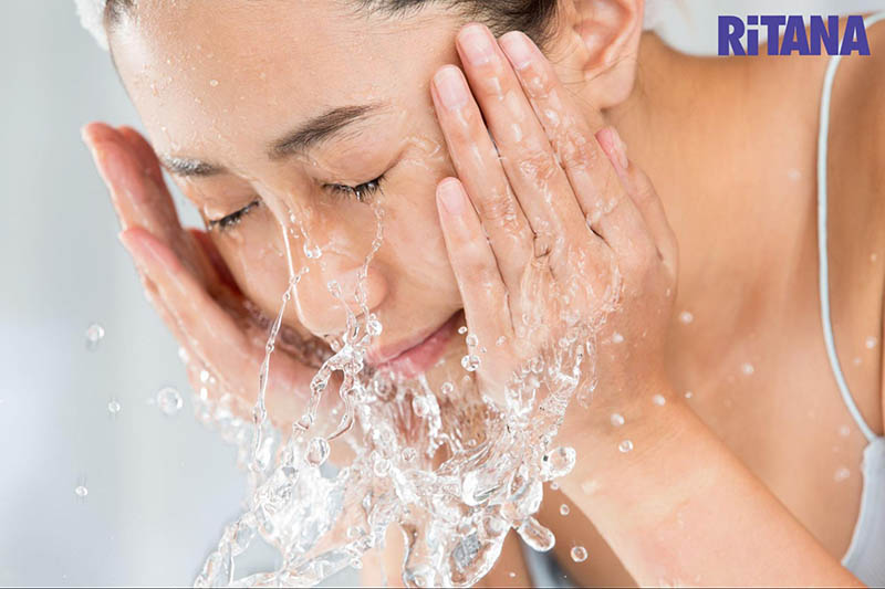Rửa mặt thường xuyên dễ làm da ra nhiều dầu nhờn