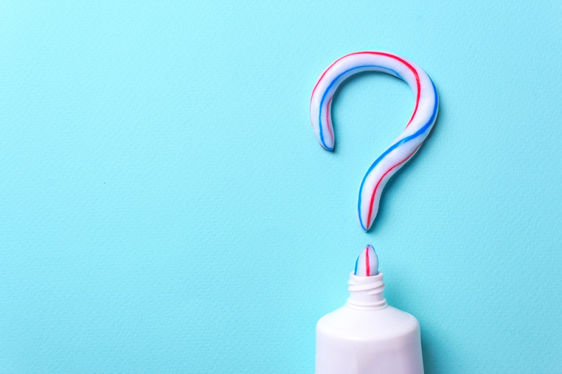 Giải đáp trị mụn bằng kem đánh răng có hại không?