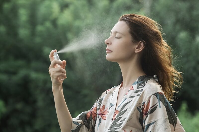 Nên xịt khoáng trước hay sau khi bôi kem chống nắng thì hiệu quả?