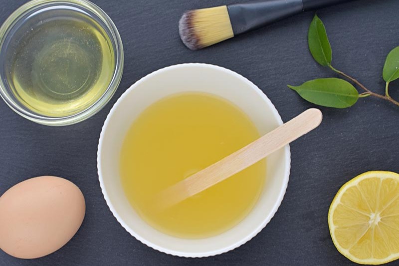 Lòng trắng trứng gà, nước cốt chanh và dầu oliu là các nguyên liệu dưỡng da dễ tìm