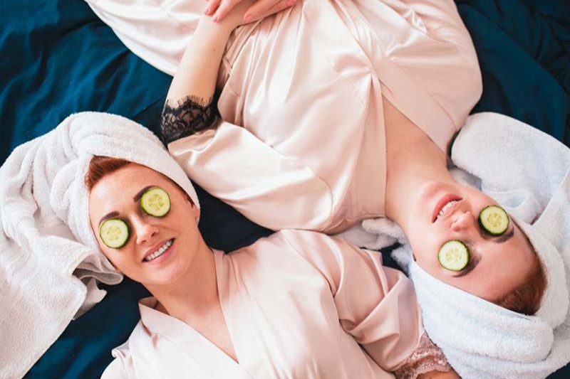 đắp dưa leo giúp làm sáng vùng da quanh mắt