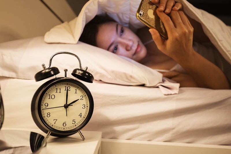 thức khuya làm thâm mắt