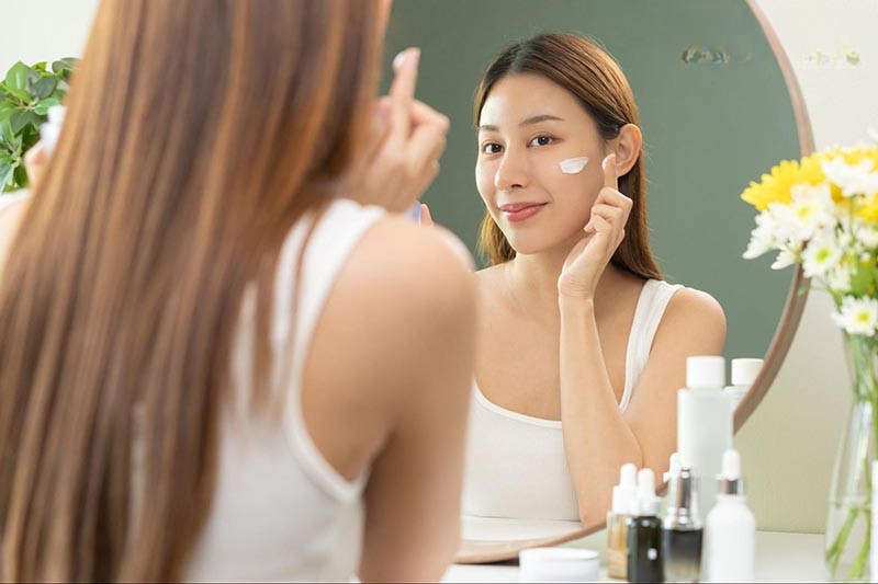 thoa kem chống nắng ngừa da lão hóa