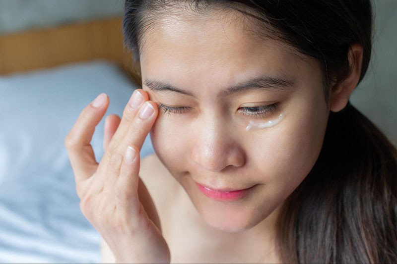 thao kem dưỡng ẩm da vùng mắt