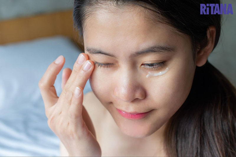 Thoa kem dưỡng da quanh mắt