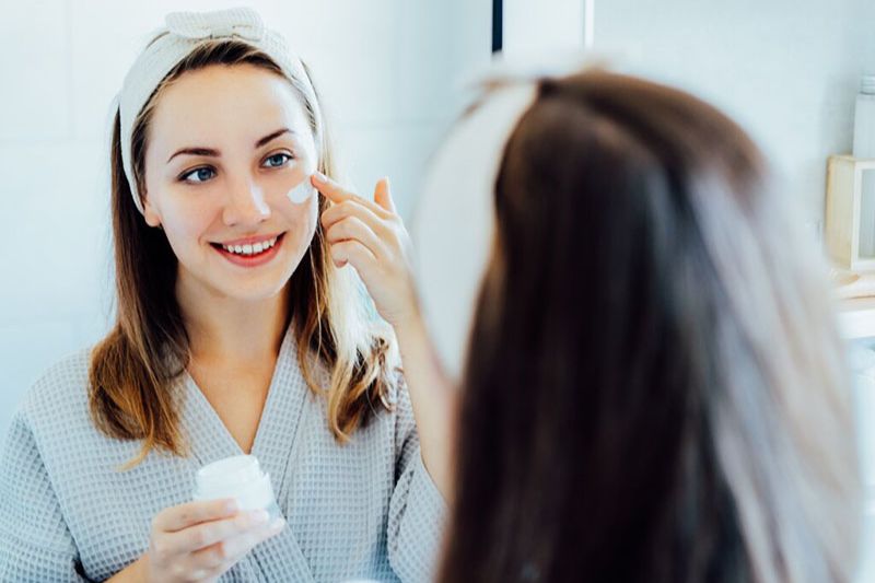 phụ nữ từ 35 tuổi nên bôi kem chống nắng