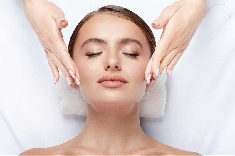 massage da mặt làm đều màu da