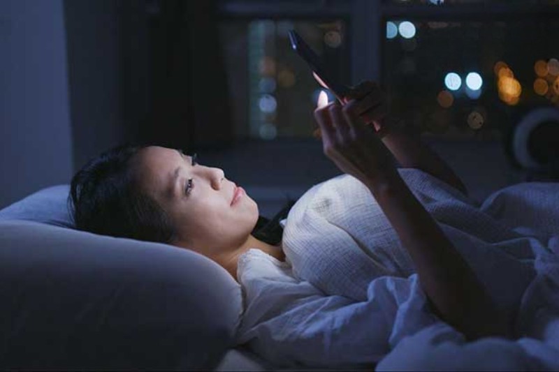 thức đêm là nguyên nhân làm da không đều màu