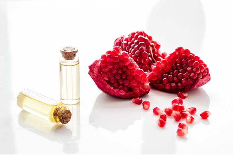 dầu hạt lựu làm sạch da