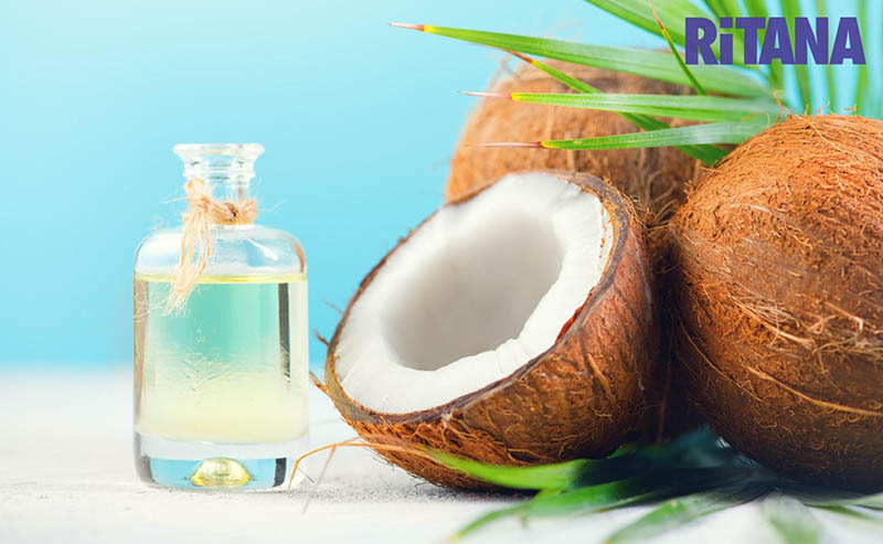 Dùng dầu dừa thoa lên mặt cũng là cách trị tàn nhang lâu năm được nhiều người áp dụng
