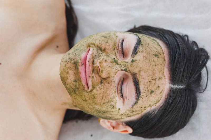 mặt nạ lá tía tô kết hợp giấm ăn có thể giúp làm mờ tàn nhang