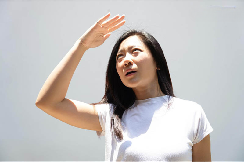 ánh nắng mặt trời là một tác nhân khiến da bị lão hóa