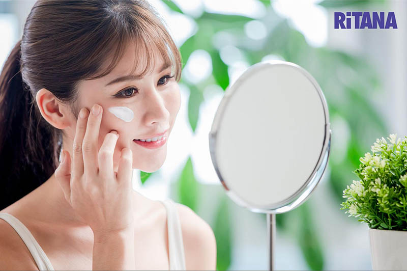 bôi kem chống nắng ngăn ngừa lão hóa da