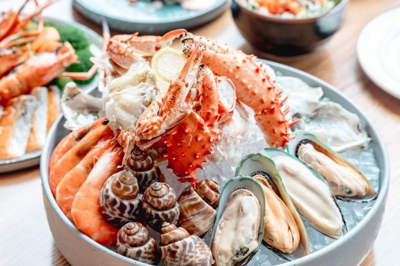 kiêng ăn hải sản để hạn chế ngứa da