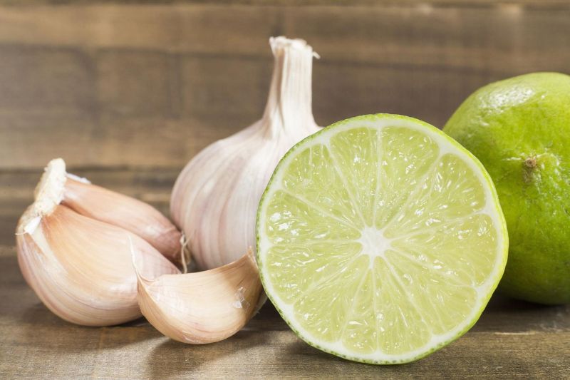 dùng tỏi và chanh chữa đồi mồi