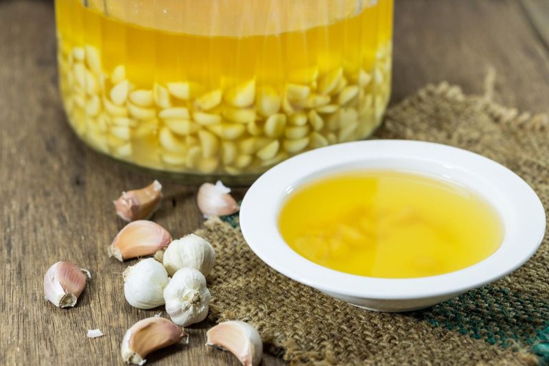 ngâm tỏi và rượu trị đồi mồi