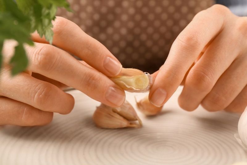 cẩn thận khi trị đồi mồi bằng tỏi