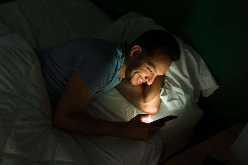 thức khuya ảnh hưởng xấu đến da