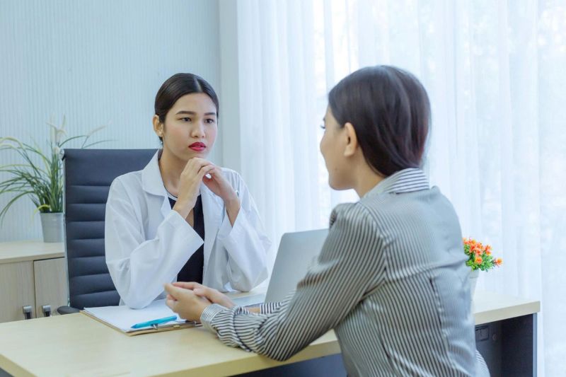 gặp bác sĩ để thăm khám tình trạng da