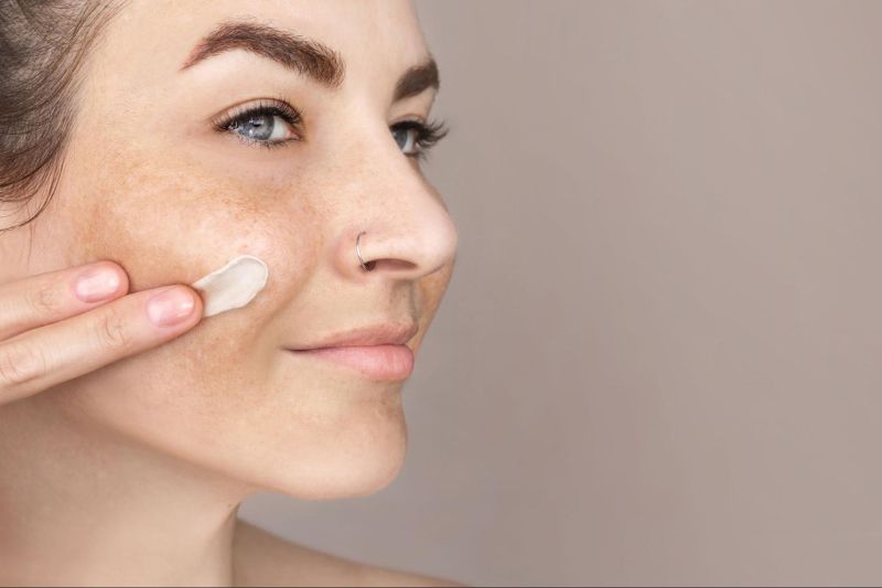 dùng kem dưỡng sáng da