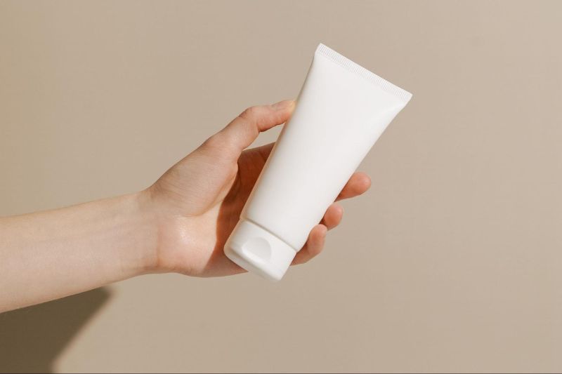 dùng sữa rủa mặt có hoạt chất tẩy rửa mạnh