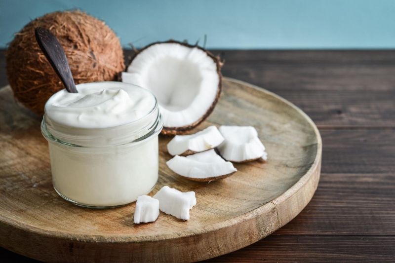 kết hợp dầu dừa và sữa chua xóa đốm nâu
